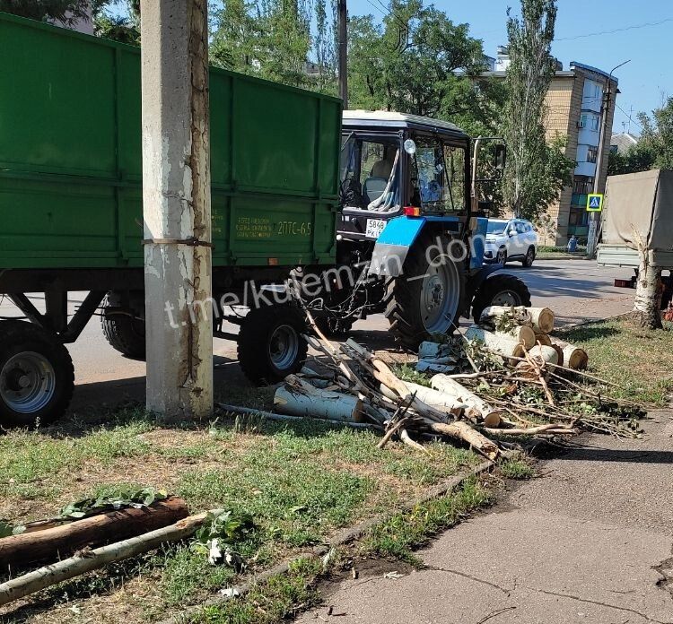 Коммунальные службы продолжают ликвидировать последствия сильного ветра в Донецке Коммунальные службы продолжают ликвидировать последствия сильного ветра в Донецке