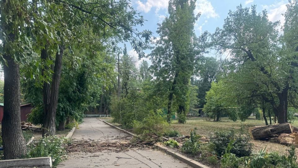 В Ждановке ликвидируют последствия непогоды В Ждановке ликвидируют последствия непогоды