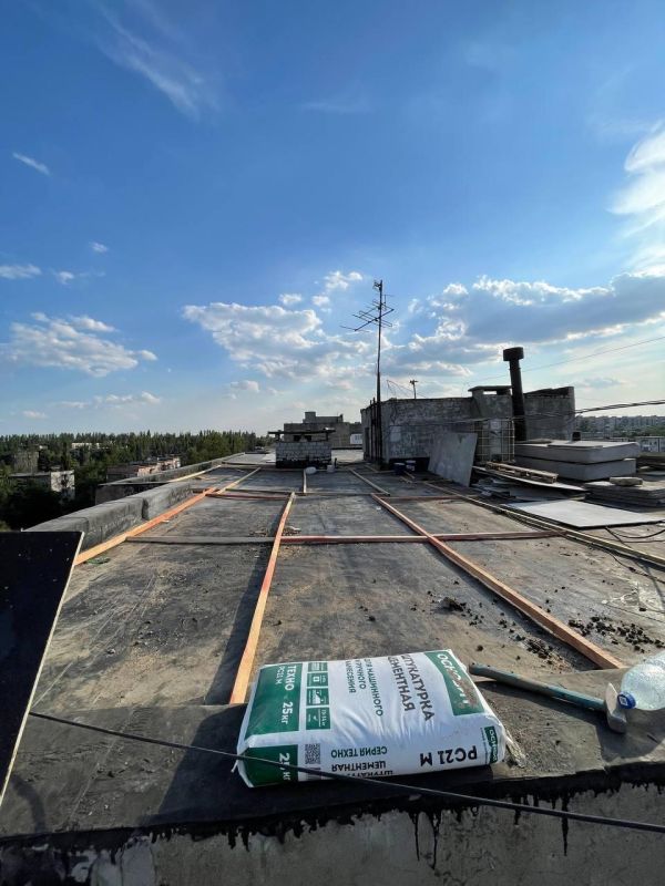 Виктория Жукова: Подрядчики из Нижегородской области ремонтируют крыши жилых домов в Харцызске Виктория Жукова: Подрядчики из Нижегородской области ремонтируют крыши жилых домов в Харцызске