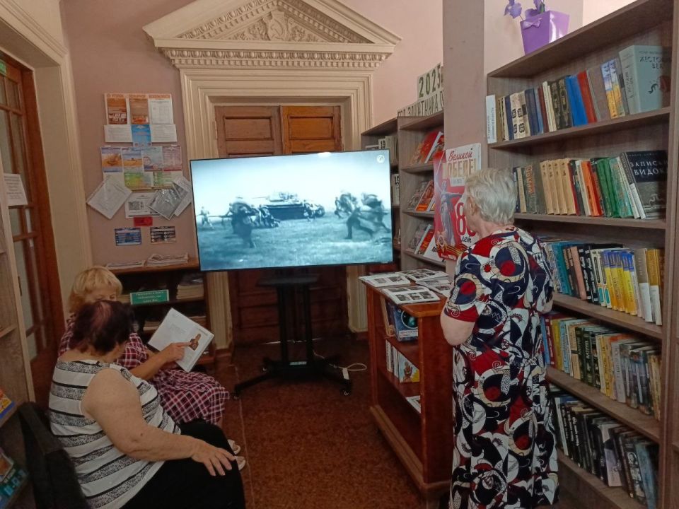 Виктория Жукова: В Зугрэсской библиотеке-филиале №3 была подготовлена книжная выставка «Легендарная Прохоровка» Виктория Жукова: В Зугрэсской библиотеке-филиале №3 была подготовлена книжная выставка «Легендарная Прохоровка»