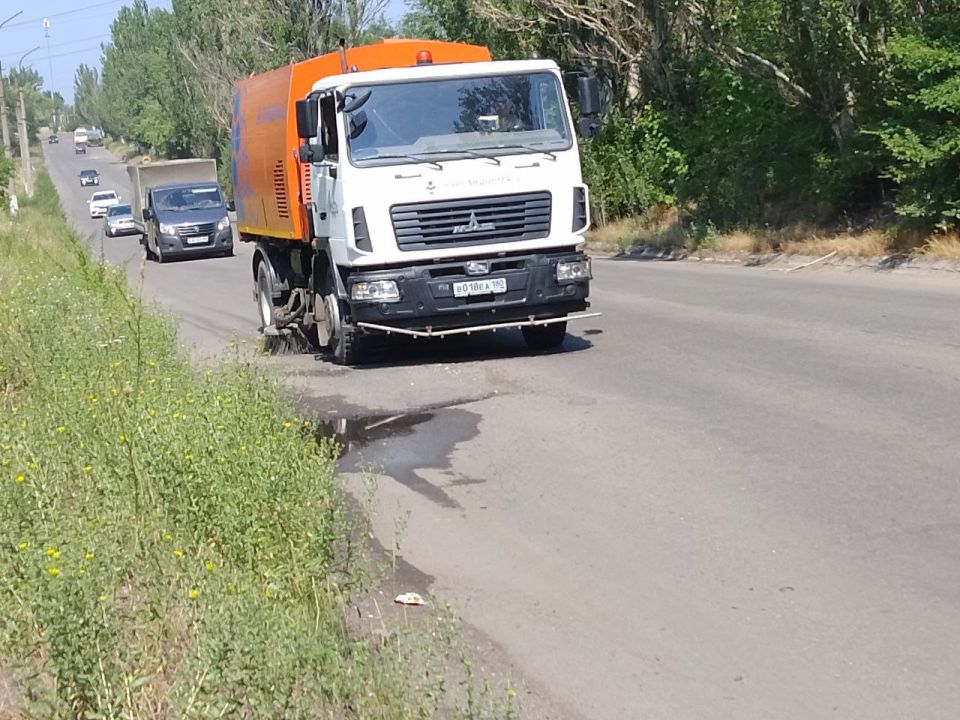 Сегодня, 14 июля, с целью приведения территории в надлежащее санитарное состояние силами МУП АГМ «Перспектива» проведены работы по механизированной уборке проезжей части автодорог по ул. Чудской и ул. Кирова Сегодня, 14 июля, с целью приведения территории в надлежащее санитарное состояние силами МУП АГМ «Перспектива» проведены работы по механизированной уборке проезжей части автодорог по ул. Чудской и ул. Кирова