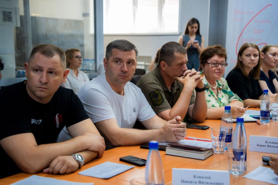 Анна Артеева и Денис Чернобай приняли участие в совещании с молодёжными НКО, действующими в Мариуполе Анна Артеева и Денис Чернобай приняли участие в совещании с молодёжными НКО, действующими в Мариуполе