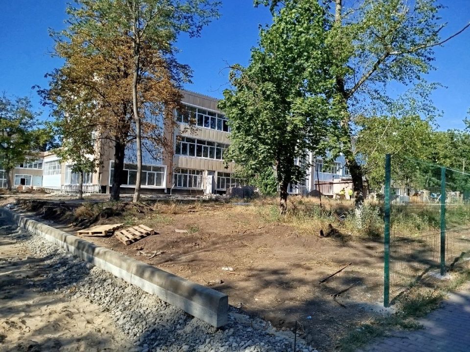Школа 52. Уже устанавливают ограждение вместо сплошного забора из профлиста Школа 52. Уже устанавливают ограждение вместо сплошного забора из профлиста