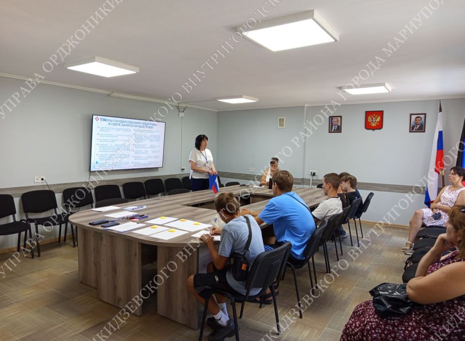 Как найти свой путь: подросткам Мариуполя рассказали о работе и возможностях Как найти свой путь: подросткам Мариуполя рассказали о работе и возможностях