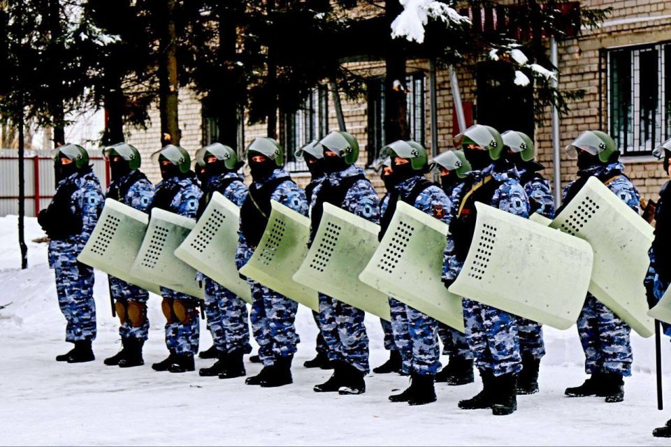 15 июля 1991 года в одном из самых небольших субъектов Российской Федерации, в живописном, самобытном и гостеприимном поволжском крае, на границе густых лесов и луговых степей, на берегах красавицы-Волги, которую в регионе... 15 июля 1991 года в одном из самых небольших субъектов Российской Федерации, в живописном, самобытном и гостеприимном поволжском крае, на границе густых лесов и луговых степей, на берегах красавицы-Волги, которую в регионе...