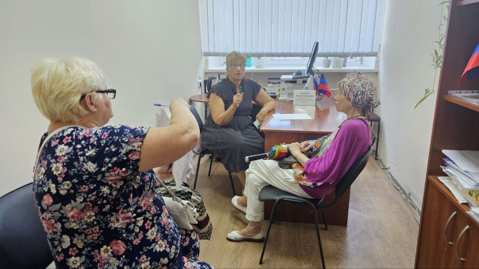Сегодня, 15 июля, в общественной приёмной Партии «Единая Россия» Ворошиловского района города Донецка личный приём провела руководитель Управы Ворошиловского внутригородского района Администрации городского округа Донецк... Сегодня, 15 июля, в общественной приёмной Партии «Единая Россия» Ворошиловского района города Донецка личный приём провела руководитель Управы Ворошиловского внутригородского района Администрации городского округа Донецк...
