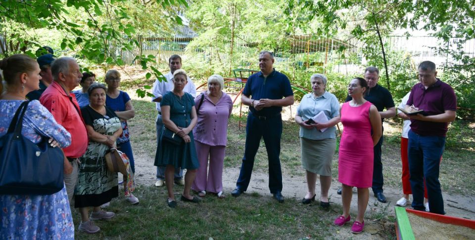 В Ленинском районе прошёл сход граждан с участием главы муниципального образования г.о.Донецк Алексея Кулемзина, врип председателя Донецкого городского совета Кирилла Рыбакова, руководителя Управы Ленинского внутригородского... В Ленинском районе прошёл сход граждан с участием главы муниципального образования г.о.Донецк Алексея Кулемзина, врип председателя Донецкого городского совета Кирилла Рыбакова, руководителя Управы Ленинского внутригородского...