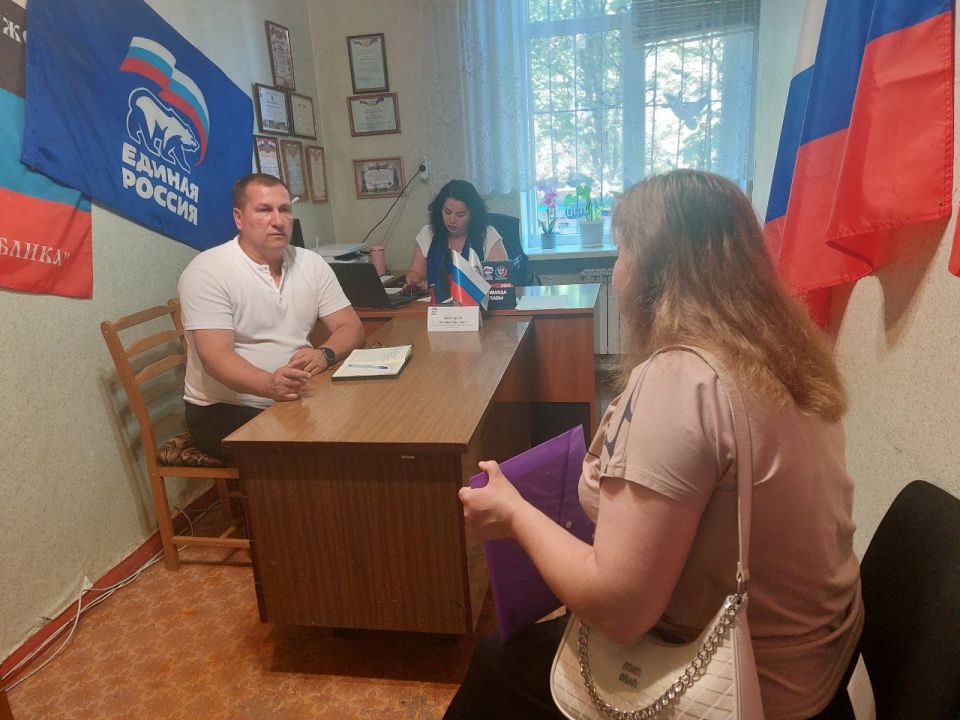 15 июля 2025г., заместитель главы администрации городского округа Дебальцево Валерий Бессараб, провёл личный прием граждан в местной общественной приёмной Дебальцевского местного отделения Партии "Единая Россия" в посёлке... 15 июля 2025г., заместитель главы администрации городского округа Дебальцево Валерий Бессараб, провёл личный прием граждан в местной общественной приёмной Дебальцевского местного отделения Партии "Единая Россия" в посёлке...