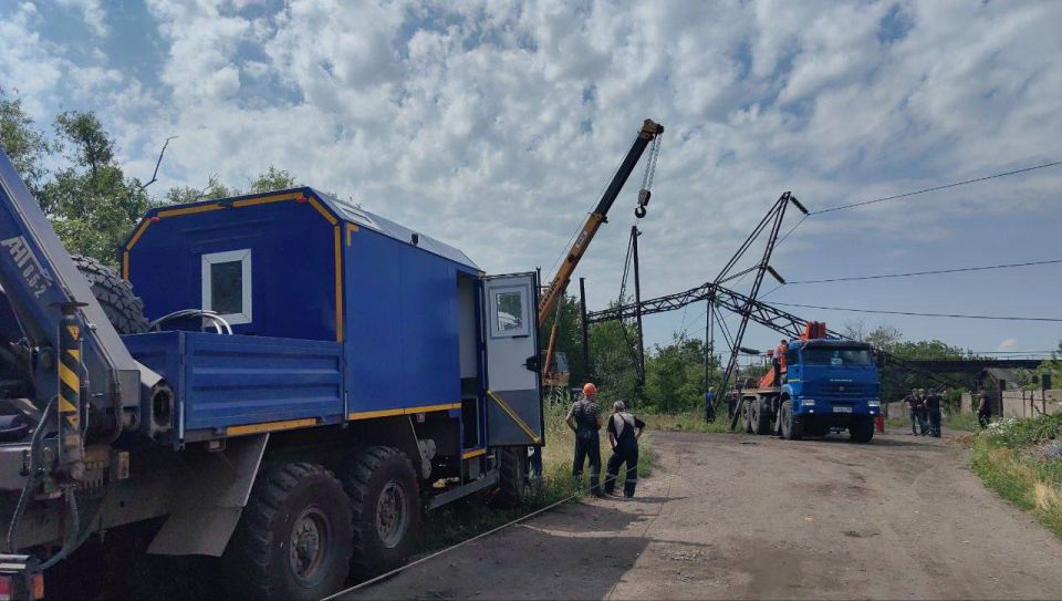 Энергетикам удалось запитать потребителей, обесточенных из-за урагана в Горловке Энергетикам удалось запитать потребителей, обесточенных из-за урагана в Горловке