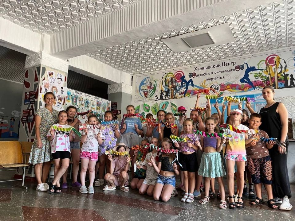 Знойный июль в разгаре, активность нашего «Весёлого улья» набирает обороты! Каждое утро ребята спешат в ЦДЮТ, чтобы повидаться с друзьями, научиться новому, весело и с пользой провести время Знойный июль в разгаре, активность нашего «Весёлого улья» набирает обороты! Каждое утро ребята спешат в ЦДЮТ, чтобы повидаться с друзьями, научиться новому, весело и с пользой провести время