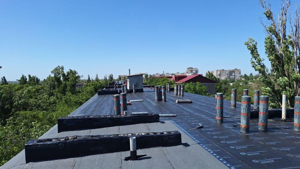 В Снежном ведется капитальный ремонт кровли жилого дома на ул. 250 лет Донбасса В Снежном ведется капитальный ремонт кровли жилого дома на ул. 250 лет Донбасса