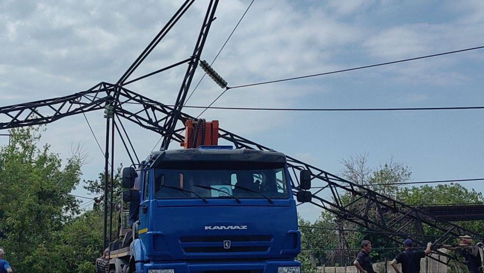 Энергетикам удалось запитать потребителей, обесточенных из-за урагана в Горловке Энергетикам удалось запитать потребителей, обесточенных из-за урагана в Горловке