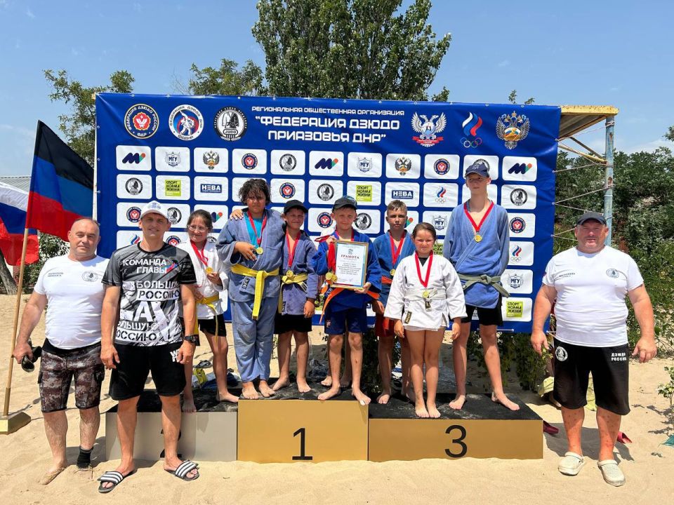 При содействии партийных проектов «Выбор сильных» и «Детский спорт» в селе Мелекино Мангушского муниципального округа при поддержке секретаря местного отделения Всероссийской политической партии «Единая Россия» Бориса... При содействии партийных проектов «Выбор сильных» и «Детский спорт» в селе Мелекино Мангушского муниципального округа при поддержке секретаря местного отделения Всероссийской политической партии «Единая Россия» Бориса...