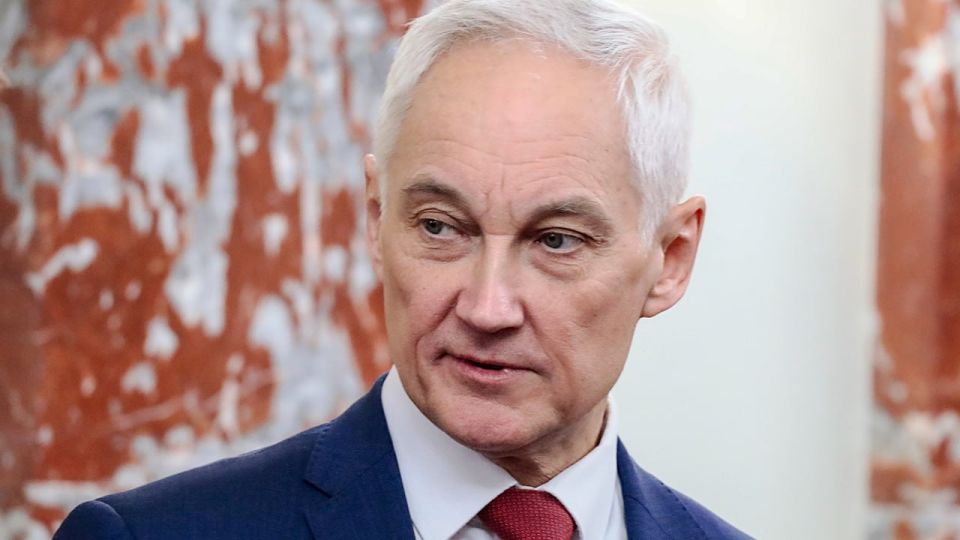 Находчивые москвичи уже предлагают свои услуги по переносу через лужи Находчивые москвичи уже предлагают свои услуги по переносу через лужи