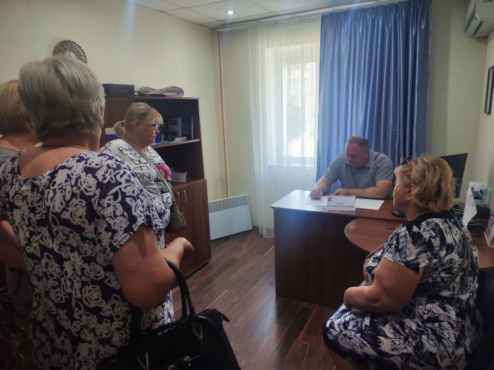 Состоялся прием граждан. Сегодня, 15 июля, в общественной приёмной Партии «Единая Россия» города Тореза депутат Народного Совета ДНР Чекун Владимир Анатольевич провел прием граждан Состоялся прием граждан. Сегодня, 15 июля, в общественной приёмной Партии «Единая Россия» города Тореза депутат Народного Совета ДНР Чекун Владимир Анатольевич провел прием граждан