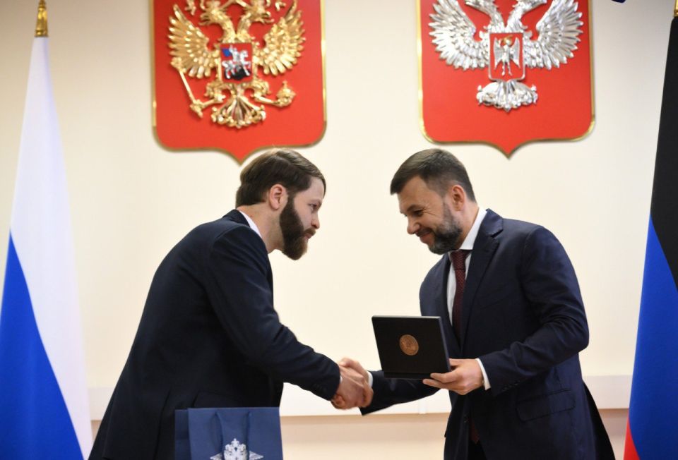 Глава ДНР Денис Пушилин вручил паспорт гражданина РФ Дэниелу Мартиндейлу – американцу, который в течение нескольких лет помогал российским войскам в зоне СВО Глава ДНР Денис Пушилин вручил паспорт гражданина РФ Дэниелу Мартиндейлу – американцу, который в течение нескольких лет помогал российским войскам в зоне СВО