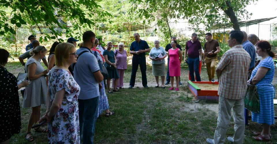 В Ленинском районе прошёл сход граждан с участием главы муниципального образования г.о.Донецк Алексея Кулемзина, врип председателя Донецкого городского совета Кирилла Рыбакова, руководителя Управы Ленинского внутригородского... В Ленинском районе прошёл сход граждан с участием главы муниципального образования г.о.Донецк Алексея Кулемзина, врип председателя Донецкого городского совета Кирилла Рыбакова, руководителя Управы Ленинского внутригородского...