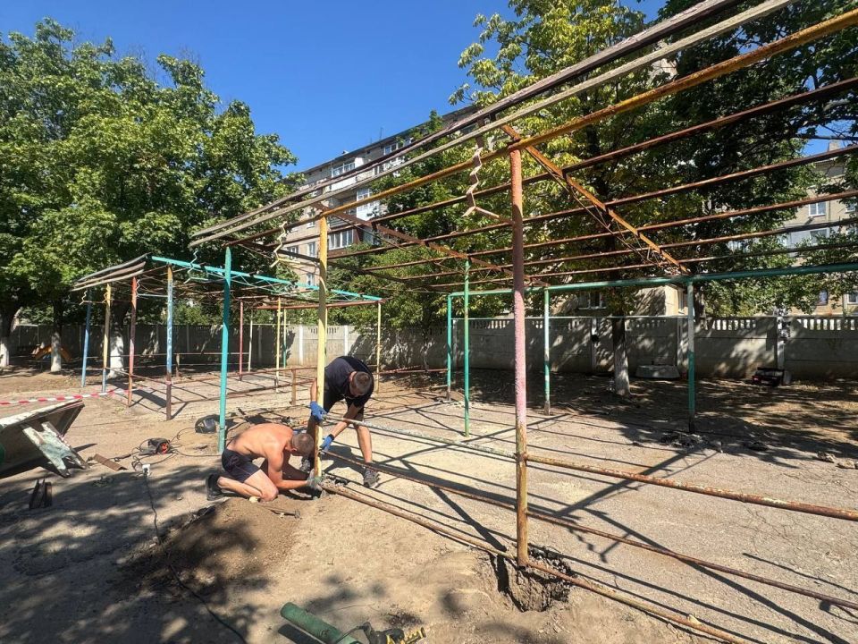 В детском саду Ждановки благоустраивают территорию В детском саду Ждановки благоустраивают территорию