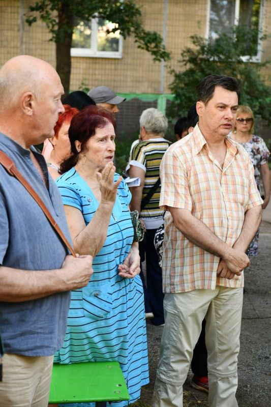 В Ленинском районе прошёл сход граждан с участием главы муниципального образования г.о.Донецк Алексея Кулемзина, врип председателя Донецкого городского совета Кирилла Рыбакова, руководителя Управы Ленинского внутригородского... В Ленинском районе прошёл сход граждан с участием главы муниципального образования г.о.Донецк Алексея Кулемзина, врип председателя Донецкого городского совета Кирилла Рыбакова, руководителя Управы Ленинского внутригородского...