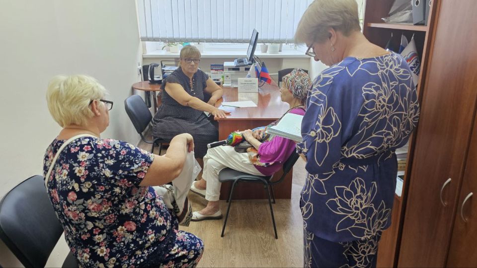 Сегодня, 15 июля, в общественной приёмной Партии «Единая Россия» Ворошиловского района города Донецка личный приём провела руководитель Управы Ворошиловского внутригородского района Администрации городского округа Донецк... Сегодня, 15 июля, в общественной приёмной Партии «Единая Россия» Ворошиловского района города Донецка личный приём провела руководитель Управы Ворошиловского внутригородского района Администрации городского округа Донецк...