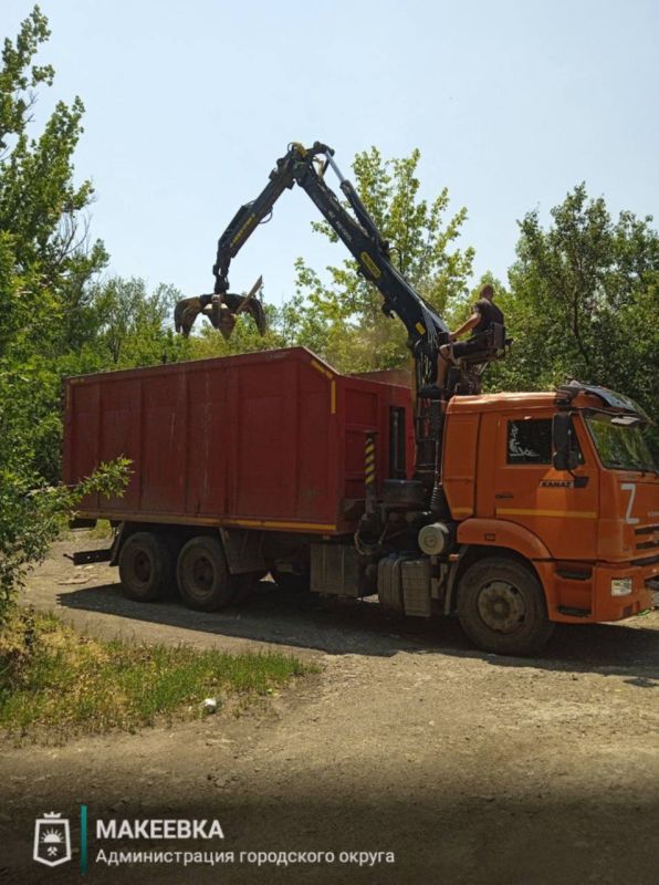 Ликвидация стихийных свалок в Макеевке продолжается Ликвидация стихийных свалок в Макеевке продолжается