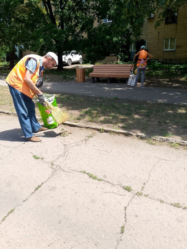 Коммунальщики Снежного продолжают благоустраивать территории общего пользования Коммунальщики Снежного продолжают благоустраивать территории общего пользования