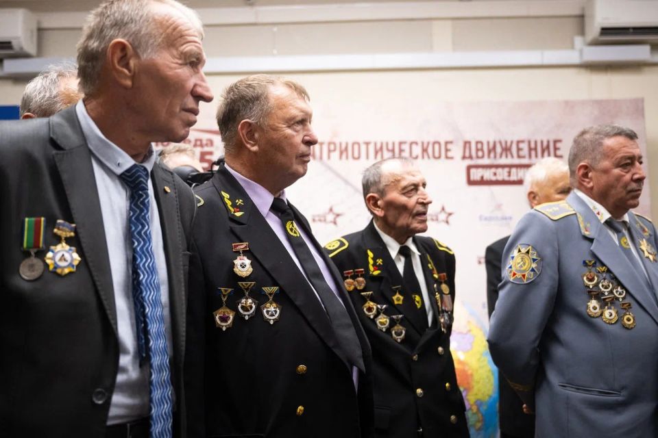 Андрей Крамар: Величие страны всегда зиждется на повседневном, подчас незаметном труде тех, кто честно работает не ради славы или наград, а чтобы поднимать детей, вести хозяйство, возводить дома и города Андрей Крамар: Величие страны всегда зиждется на повседневном, подчас незаметном труде тех, кто честно работает не ради славы или наград, а чтобы поднимать детей, вести хозяйство, возводить дома и города