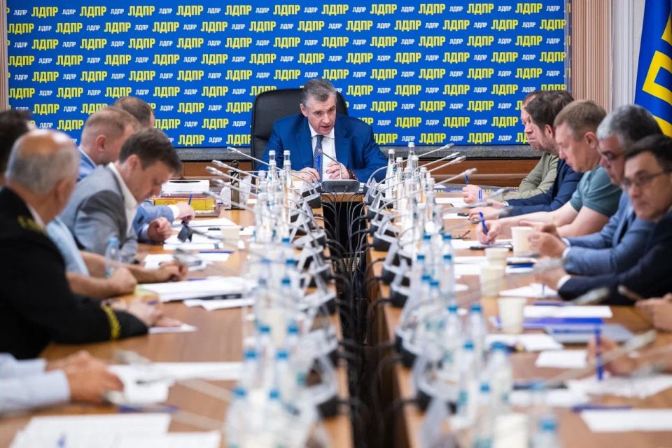 Андрей Крамар: Величие страны всегда зиждется на повседневном, подчас незаметном труде тех, кто честно работает не ради славы или наград, а чтобы поднимать детей, вести хозяйство, возводить дома и города Андрей Крамар: Величие страны всегда зиждется на повседневном, подчас незаметном труде тех, кто честно работает не ради славы или наград, а чтобы поднимать детей, вести хозяйство, возводить дома и города