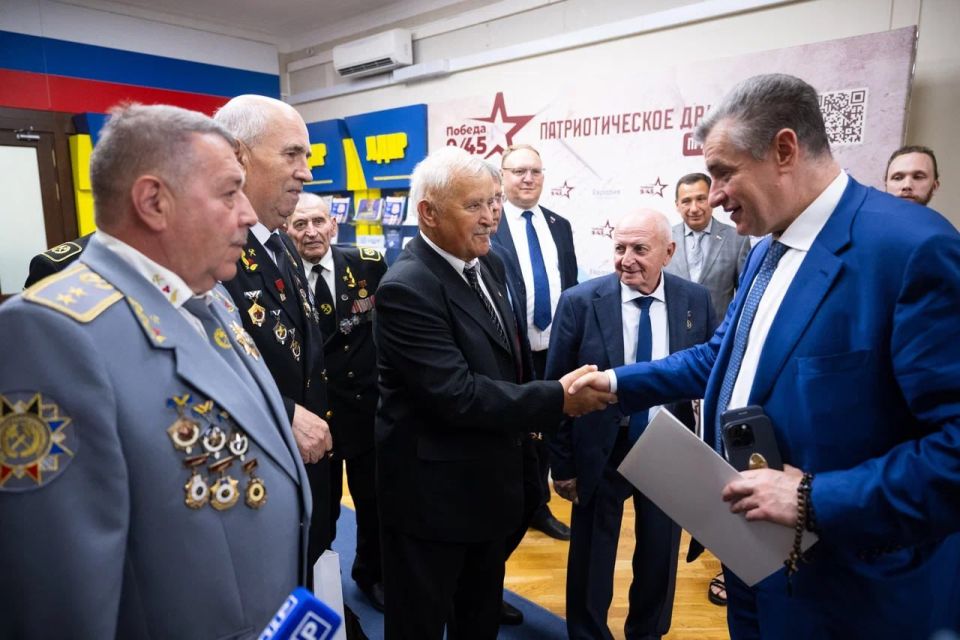 Андрей Крамар: Величие страны всегда зиждется на повседневном, подчас незаметном труде тех, кто честно работает не ради славы или наград, а чтобы поднимать детей, вести хозяйство, возводить дома и города Андрей Крамар: Величие страны всегда зиждется на повседневном, подчас незаметном труде тех, кто честно работает не ради славы или наград, а чтобы поднимать детей, вести хозяйство, возводить дома и города