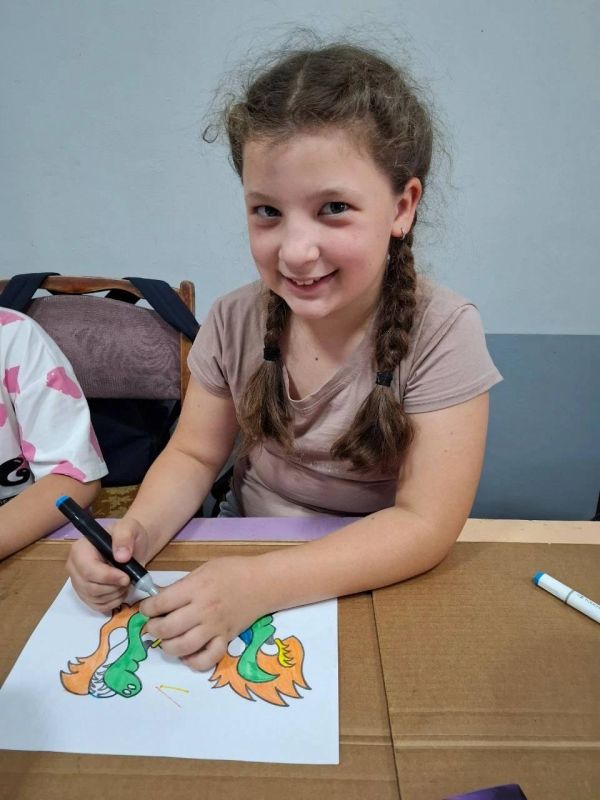 Знойный июль в разгаре, активность нашего «Весёлого улья» набирает обороты! Каждое утро ребята спешат в ЦДЮТ, чтобы повидаться с друзьями, научиться новому, весело и с пользой провести время Знойный июль в разгаре, активность нашего «Весёлого улья» набирает обороты! Каждое утро ребята спешат в ЦДЮТ, чтобы повидаться с друзьями, научиться новому, весело и с пользой провести время