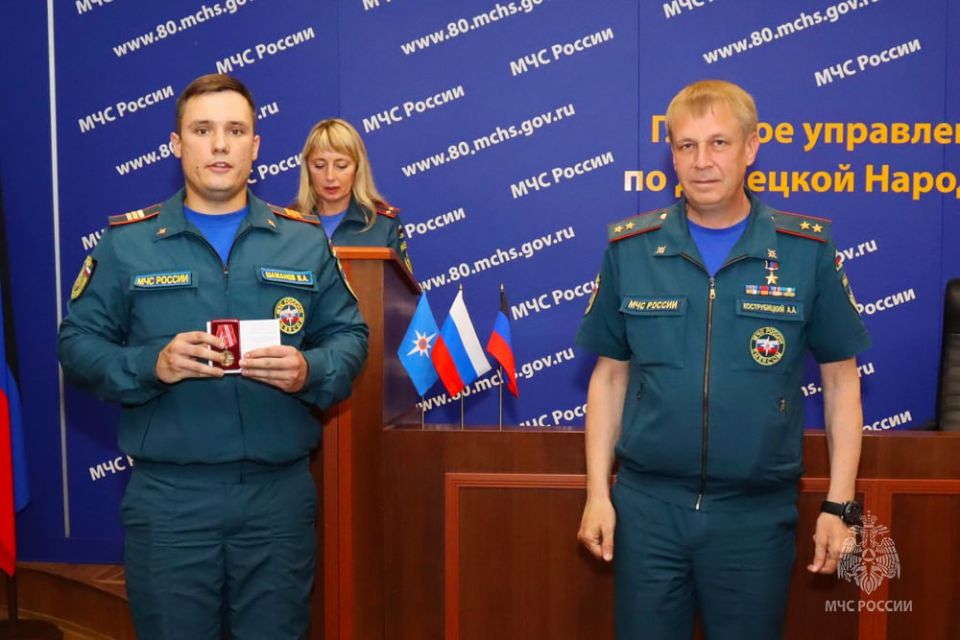 Каждый их день — подвиг!. Спасатели ДНР ежедневно сталкиваются с опасностями Каждый их день — подвиг!. Спасатели ДНР ежедневно сталкиваются с опасностями