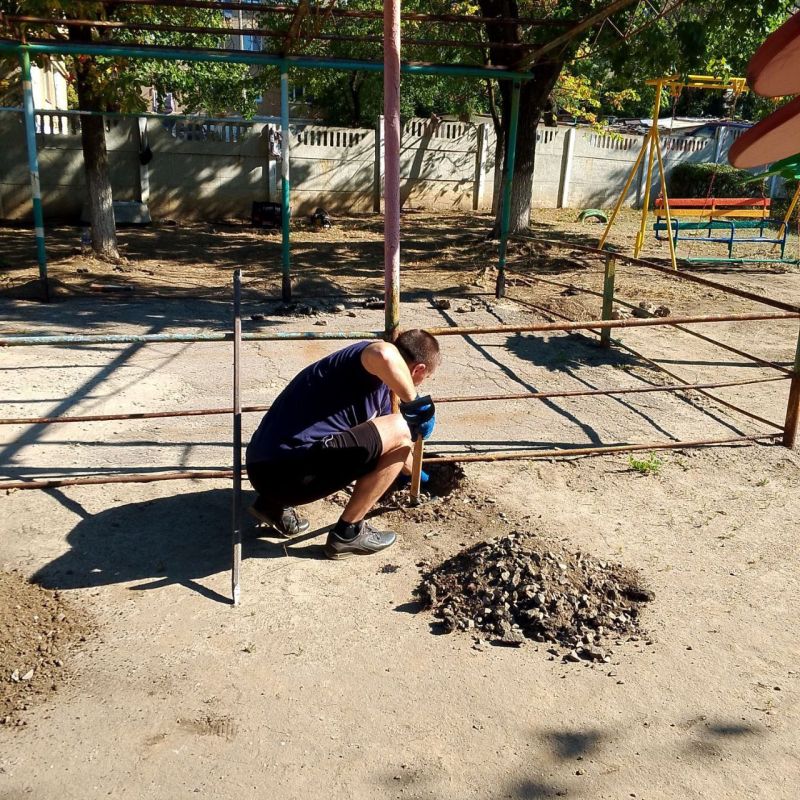 В детском саду Ждановки благоустраивают территорию В детском саду Ждановки благоустраивают территорию
