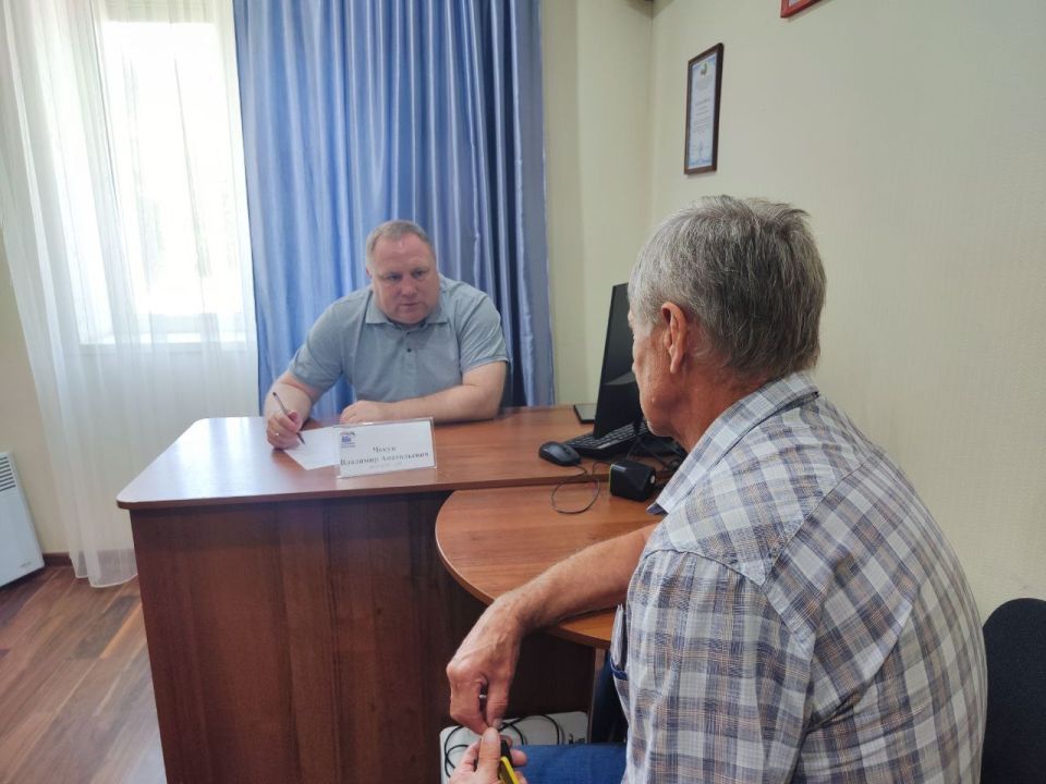 Состоялся прием граждан. Сегодня, 15 июля, в общественной приёмной Партии «Единая Россия» города Тореза депутат Народного Совета ДНР Чекун Владимир Анатольевич провел прием граждан Состоялся прием граждан. Сегодня, 15 июля, в общественной приёмной Партии «Единая Россия» города Тореза депутат Народного Совета ДНР Чекун Владимир Анатольевич провел прием граждан