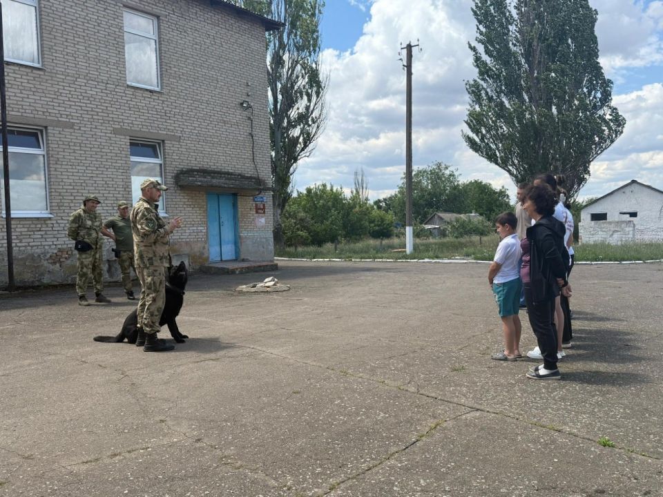 Николай Михайлов: В Старобешевском округе прошла встреча с военнослужащими Росгвардии и кинологами Николай Михайлов: В Старобешевском округе прошла встреча с военнослужащими Росгвардии и кинологами