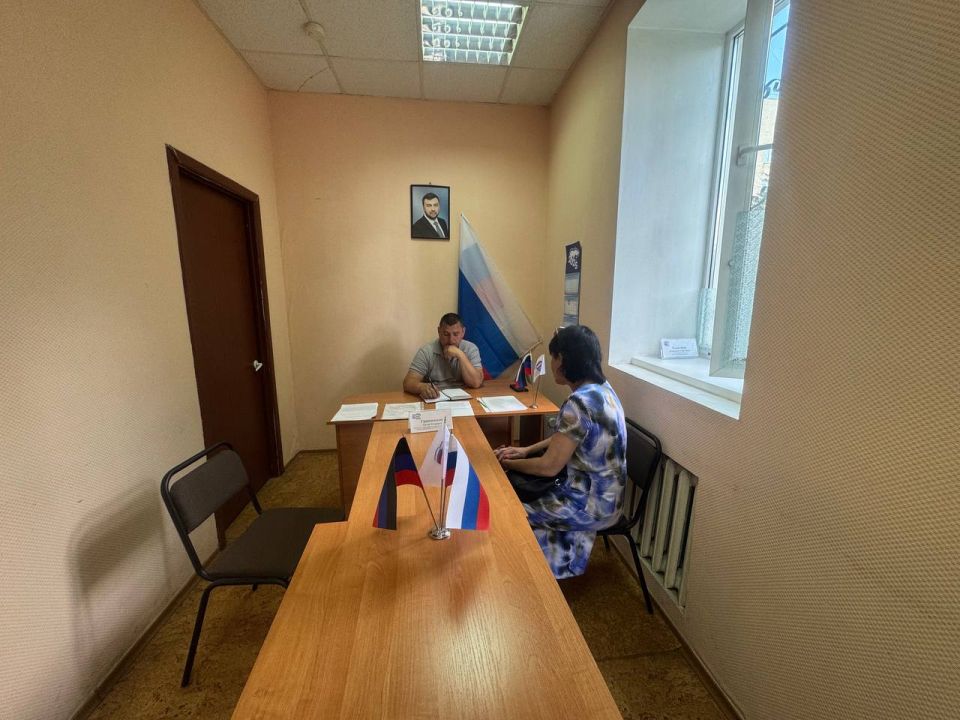 15 июля руководитель Управы Червоногвардейского внутригородского района Антон Гринзовский провел приём граждан в Общественной приемной Председателя партии «Единая Россия» 15 июля руководитель Управы Червоногвардейского внутригородского района Антон Гринзовский провел приём граждан в Общественной приемной Председателя партии «Единая Россия»