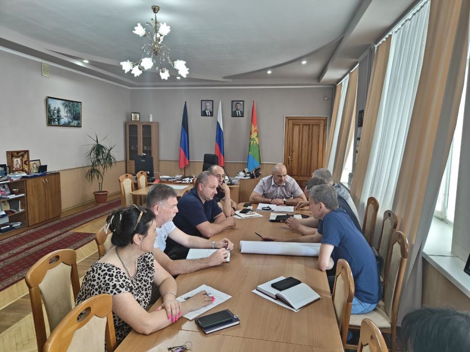 15.07.2025 в администрации г.о. Дебальцево состоялось совещание с руководителями рабочих групп шеф-регионов Хабаровского края, Чукотского автономного округа совместно с представителями филиала «Енакиевское ПУВКХ» ГУП ДНР... 15.07.2025 в администрации г.о. Дебальцево состоялось совещание с руководителями рабочих групп шеф-регионов Хабаровского края, Чукотского автономного округа совместно с представителями филиала «Енакиевское ПУВКХ» ГУП ДНР...