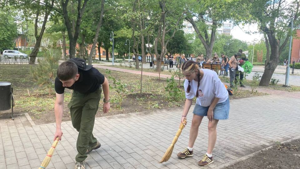 Сегодня, 15 июля, сотрудники Управы Калининского внутригородского района Администрации городского округа Донецк, совместно с активистами Калининского районного штаба Молодой Республики, Молодой Гвардии Единой России... Сегодня, 15 июля, сотрудники Управы Калининского внутригородского района Администрации городского округа Донецк, совместно с активистами Калининского районного штаба Молодой Республики, Молодой Гвардии Единой России...