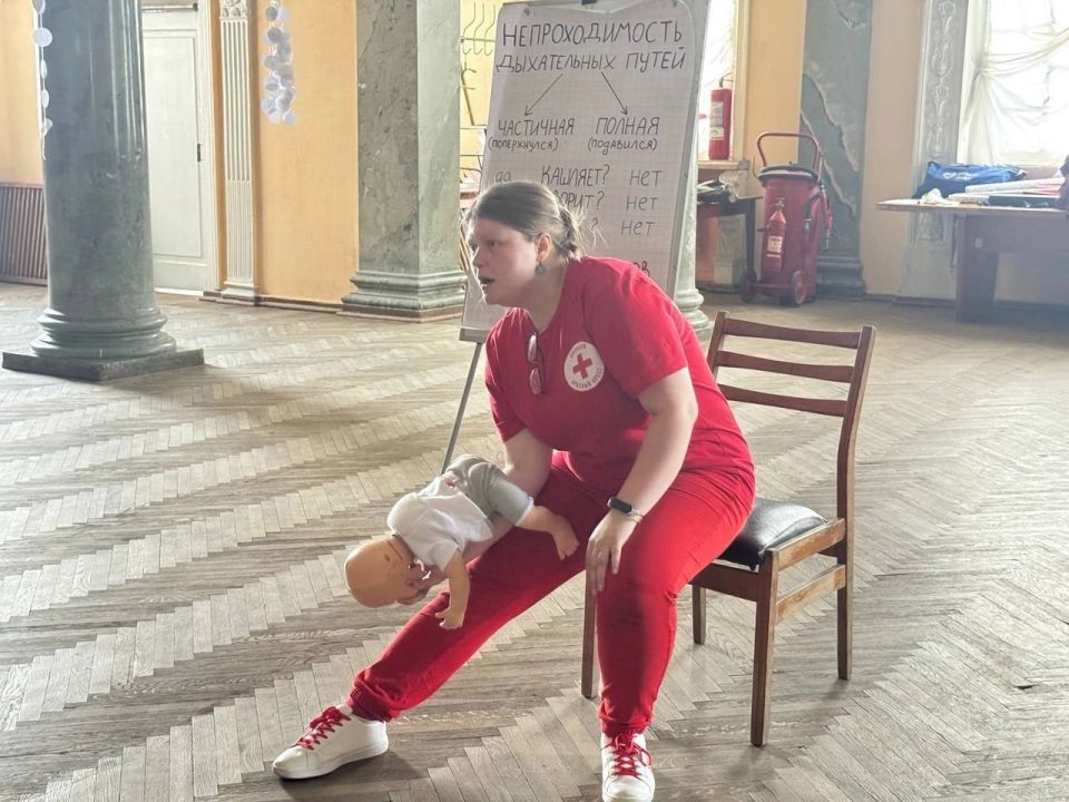Сегодня для работников Зугрэсского городского Дворца культуры сотрудниками региональной общественной организации "Донецкий Красный крест" была проведена беседа о пользе донорства и мастер-класс по оказанию первой... Сегодня для работников Зугрэсского городского Дворца культуры сотрудниками региональной общественной организации "Донецкий Красный крест" была проведена беседа о пользе донорства и мастер-класс по оказанию первой...
