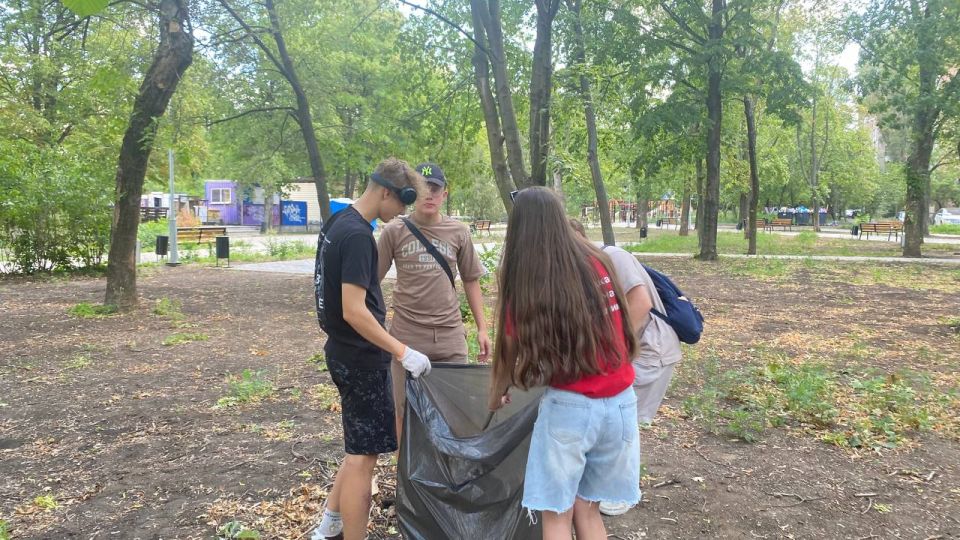 Сегодня, 15 июля, сотрудники Управы Калининского внутригородского района Администрации городского округа Донецк, совместно с активистами Калининского районного штаба Молодой Республики, Молодой Гвардии Единой России... Сегодня, 15 июля, сотрудники Управы Калининского внутригородского района Администрации городского округа Донецк, совместно с активистами Калининского районного штаба Молодой Республики, Молодой Гвардии Единой России...
