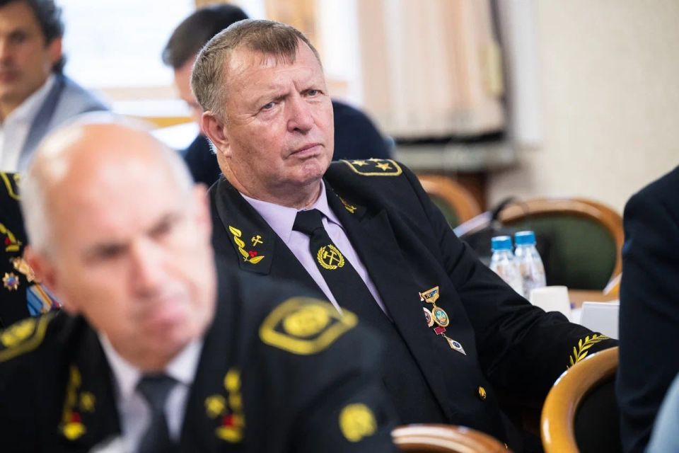Андрей Крамар: Величие страны всегда зиждется на повседневном, подчас незаметном труде тех, кто честно работает не ради славы или наград, а чтобы поднимать детей, вести хозяйство, возводить дома и города Андрей Крамар: Величие страны всегда зиждется на повседневном, подчас незаметном труде тех, кто честно работает не ради славы или наград, а чтобы поднимать детей, вести хозяйство, возводить дома и города