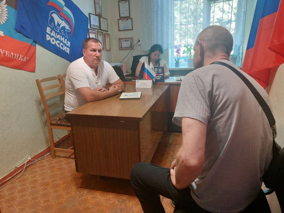 15 июля 2025г., заместитель главы администрации городского округа Дебальцево Валерий Бессараб, провёл личный прием граждан в местной общественной приёмной Дебальцевского местного отделения Партии "Единая Россия" в посёлке... 15 июля 2025г., заместитель главы администрации городского округа Дебальцево Валерий Бессараб, провёл личный прием граждан в местной общественной приёмной Дебальцевского местного отделения Партии "Единая Россия" в посёлке...
