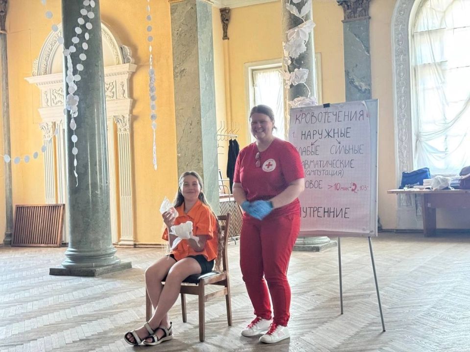 Сегодня для работников Зугрэсского городского Дворца культуры сотрудниками региональной общественной организации "Донецкий Красный крест" была проведена беседа о пользе донорства и мастер-класс по оказанию первой... Сегодня для работников Зугрэсского городского Дворца культуры сотрудниками региональной общественной организации "Донецкий Красный крест" была проведена беседа о пользе донорства и мастер-класс по оказанию первой...