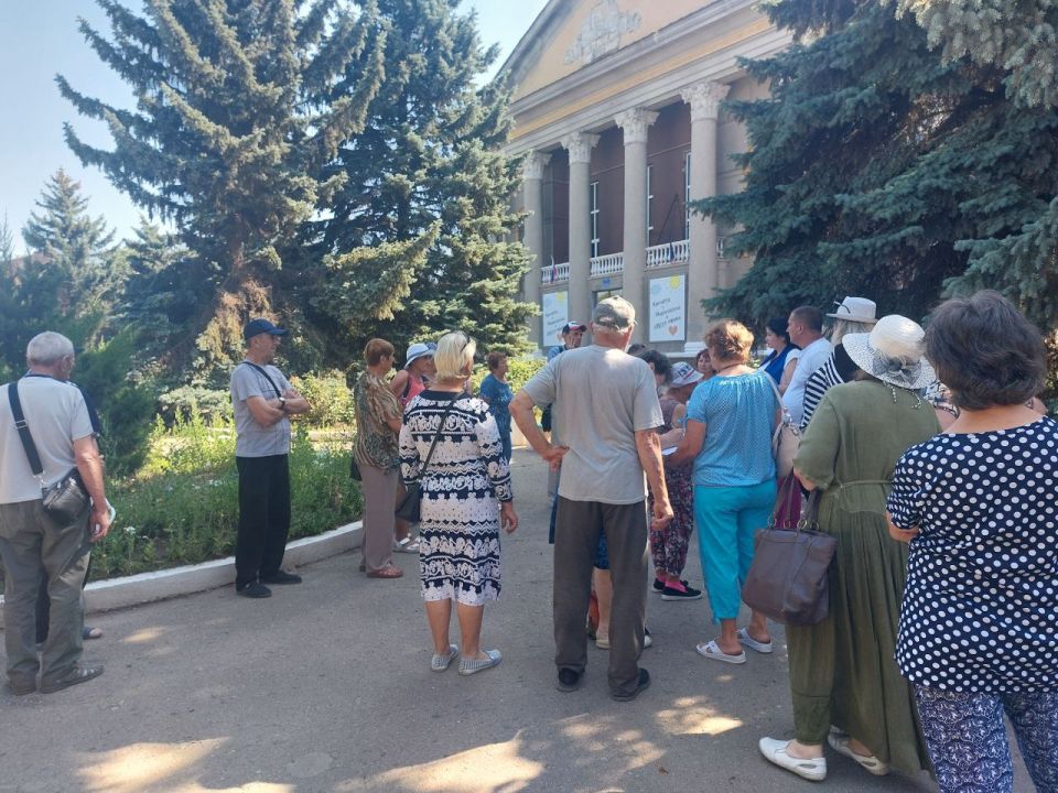 15 июля 2025 года заместитель главы администрации городского округа Дебальцево Валерий Бессараб провел сход граждан в поселке городского типа Мироновский 15 июля 2025 года заместитель главы администрации городского округа Дебальцево Валерий Бессараб провел сход граждан в поселке городского типа Мироновский