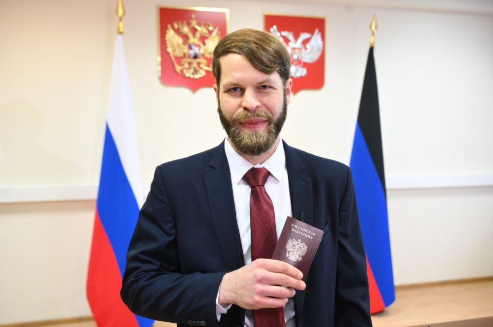 Глава ДНР Денис Пушилин вручил паспорт гражданина РФ Дэниелу Мартиндейлу – американцу, который в течение нескольких лет помогал российским войскам в зоне СВО Глава ДНР Денис Пушилин вручил паспорт гражданина РФ Дэниелу Мартиндейлу – американцу, который в течение нескольких лет помогал российским войскам в зоне СВО