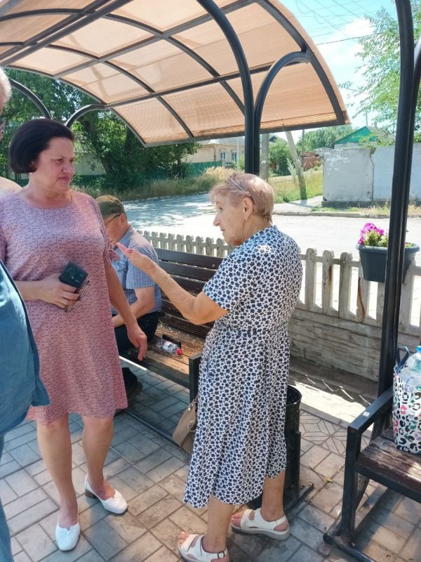 Депутат Амвросиевского муниципального совета от партии «Единая Россия» Н.В. Мачула встретилась с жителями улицы Чайковского в городе Амвросиевка Депутат Амвросиевского муниципального совета от партии «Единая Россия» Н.В. Мачула встретилась с жителями улицы Чайковского в городе Амвросиевка