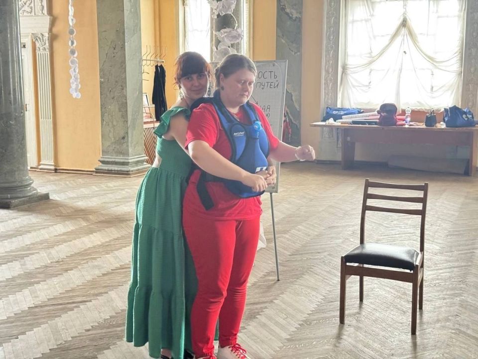 Сегодня для работников Зугрэсского городского Дворца культуры сотрудниками региональной общественной организации "Донецкий Красный крест" была проведена беседа о пользе донорства и мастер-класс по оказанию первой... Сегодня для работников Зугрэсского городского Дворца культуры сотрудниками региональной общественной организации "Донецкий Красный крест" была проведена беседа о пользе донорства и мастер-класс по оказанию первой...