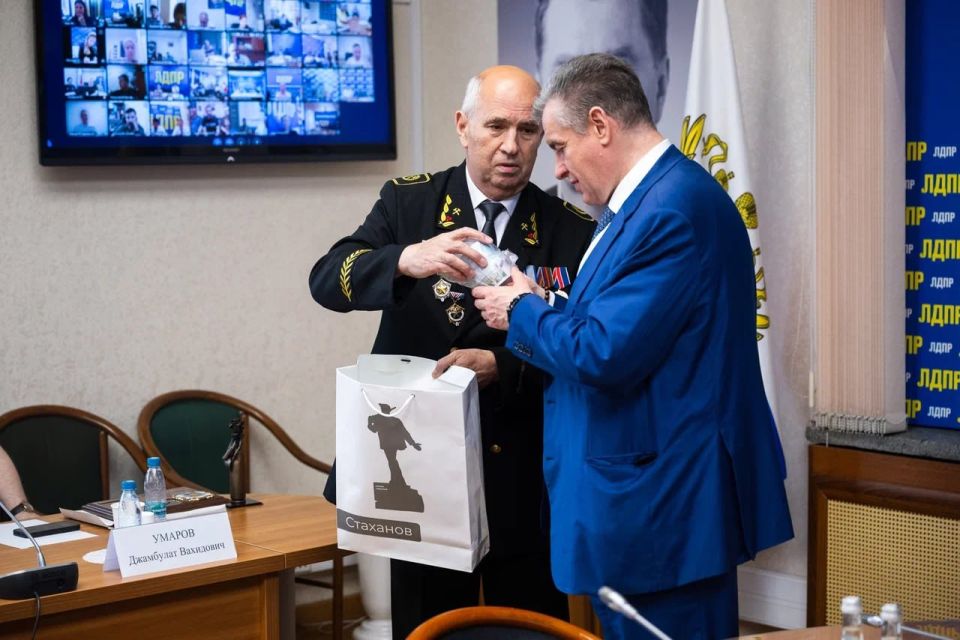 Андрей Крамар: Величие страны всегда зиждется на повседневном, подчас незаметном труде тех, кто честно работает не ради славы или наград, а чтобы поднимать детей, вести хозяйство, возводить дома и города Андрей Крамар: Величие страны всегда зиждется на повседневном, подчас незаметном труде тех, кто честно работает не ради славы или наград, а чтобы поднимать детей, вести хозяйство, возводить дома и города