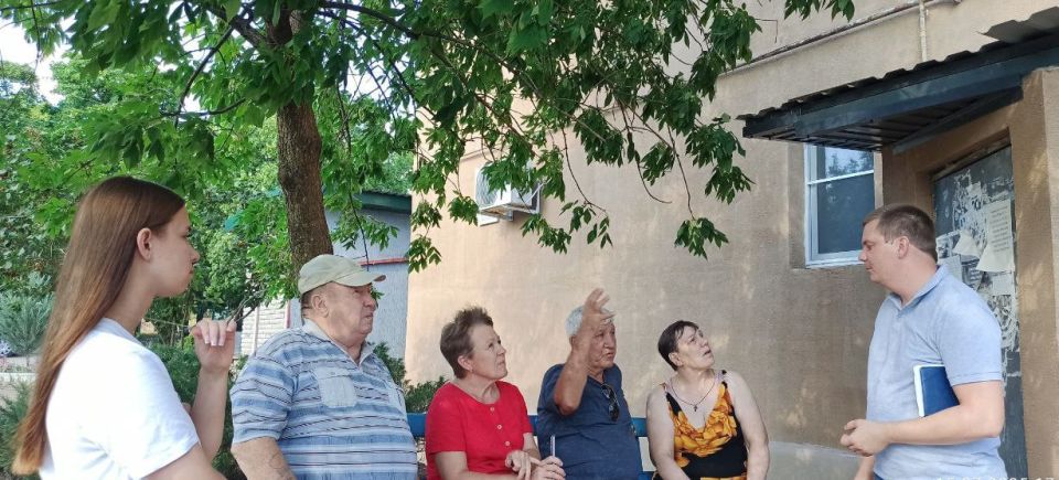 Наталья Великодная: Сегодня прошла встреча с жителями пгт Тельманово по переулку Мира, 8, на которой жители смогли задать интересующие вопросы Наталья Великодная: Сегодня прошла встреча с жителями пгт Тельманово по переулку Мира, 8, на которой жители смогли задать интересующие вопросы
