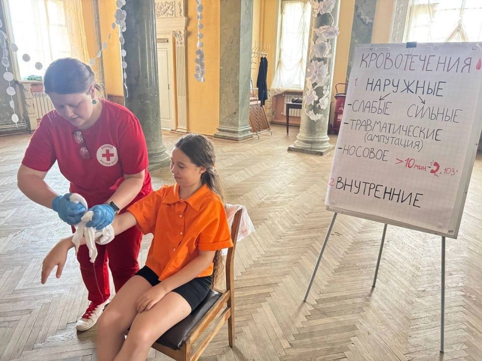 Сегодня для работников Зугрэсского городского Дворца культуры сотрудниками региональной общественной организации "Донецкий Красный крест" была проведена беседа о пользе донорства и мастер-класс по оказанию первой... Сегодня для работников Зугрэсского городского Дворца культуры сотрудниками региональной общественной организации "Донецкий Красный крест" была проведена беседа о пользе донорства и мастер-класс по оказанию первой...