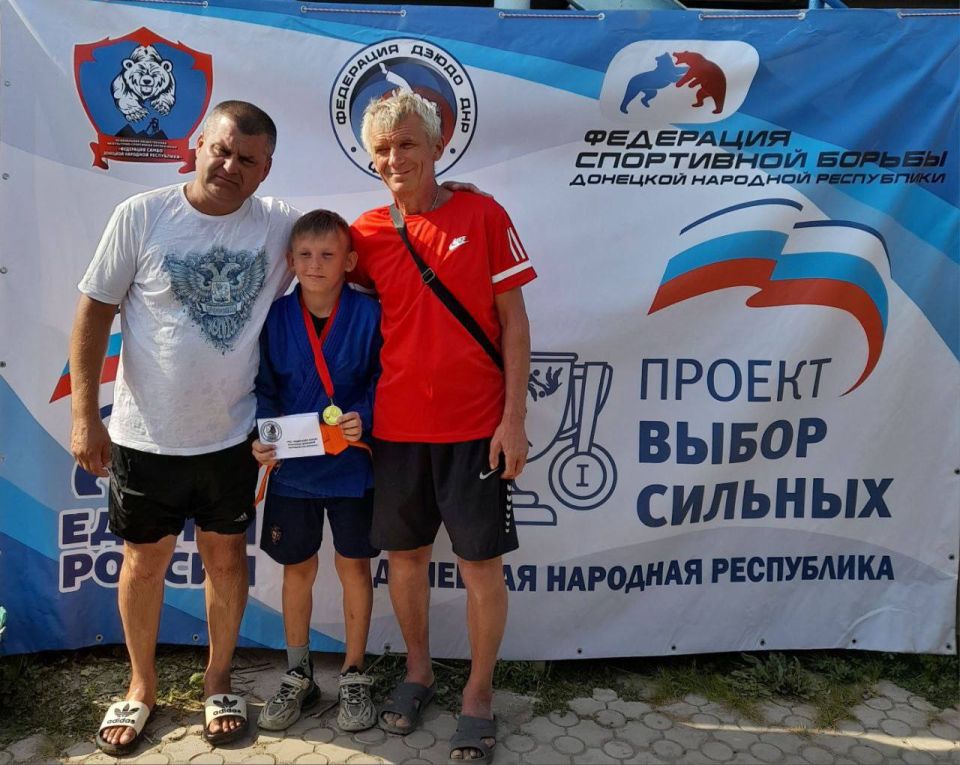 При содействии партийных проектов «Выбор сильных» и «Детский спорт» в селе Мелекино Мангушского муниципального округа при поддержке секретаря местного отделения Всероссийской политической партии «Единая Россия» Бориса... При содействии партийных проектов «Выбор сильных» и «Детский спорт» в селе Мелекино Мангушского муниципального округа при поддержке секретаря местного отделения Всероссийской политической партии «Единая Россия» Бориса...